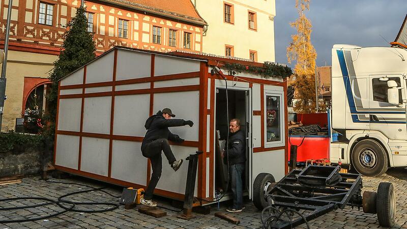 Eine von fünf Forchheimer Weihnachtsinseln steht zwischen Amtsgericht und        KaiserpflazForchheim & Fränkische Schweiz