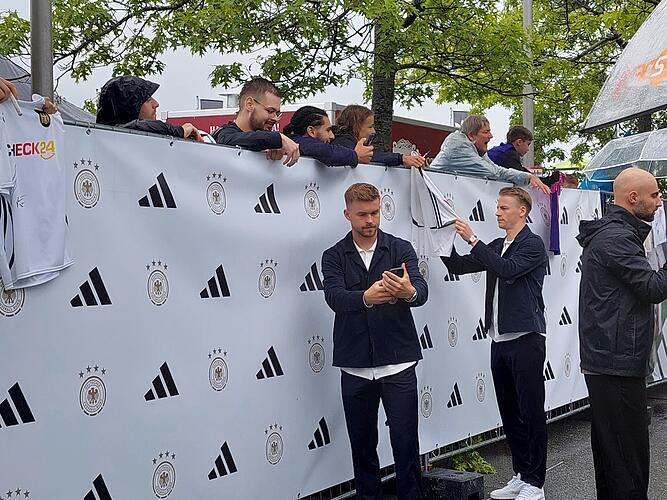 Nationalmannschaft macht Selfies in Herzogenaurach