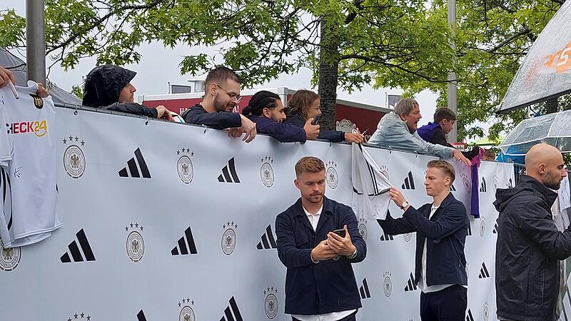 Nationalmannschaft macht Selfies in Herzogenaurach