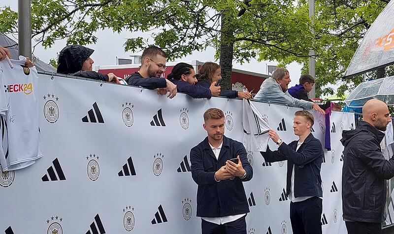 Nationalmannschaft macht Selfies in Herzogenaurach Nationalmannschaft macht Selfies in Herzogenaurach