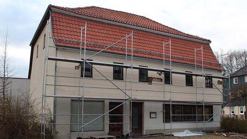Viele Jahre blieben die T&uuml;ren vom ehemaligen Gasthaus Sensenhammer verschlossen. Jetzt soll das historische Geb&auml;ude wieder mit Leben erf&uuml;llt werden. Vier Wohnungen und eine B&uuml;rofl&auml;che sollen hier Einzug halten.