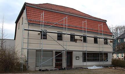 Viele Jahre blieben die T&uuml;ren vom ehemaligen Gasthaus Sensenhammer verschlossen. Jetzt soll das historische Geb&auml;ude wieder mit Leben erf&uuml;llt werden. Vier Wohnungen und eine B&uuml;rofl&auml;che sollen hier Einzug halten.