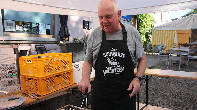Thomas Malz steht am Grill.