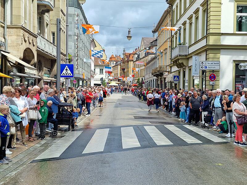 Kurz vor dem Umzug herrschte gro&szlig;es Gedr&auml;nge am Stra&szlig;enrand.