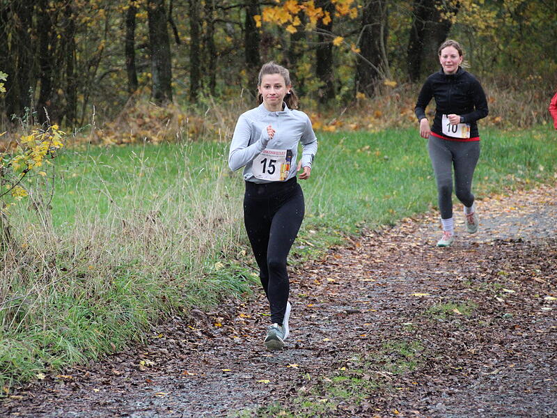 Trotz nasskaltem Herbstwetter lie&szlig;en sich die Sportler den Spa&szlig;  beim 38. Frankenwaldlauf der LG Ludwigschorgast nicht vermiesen.