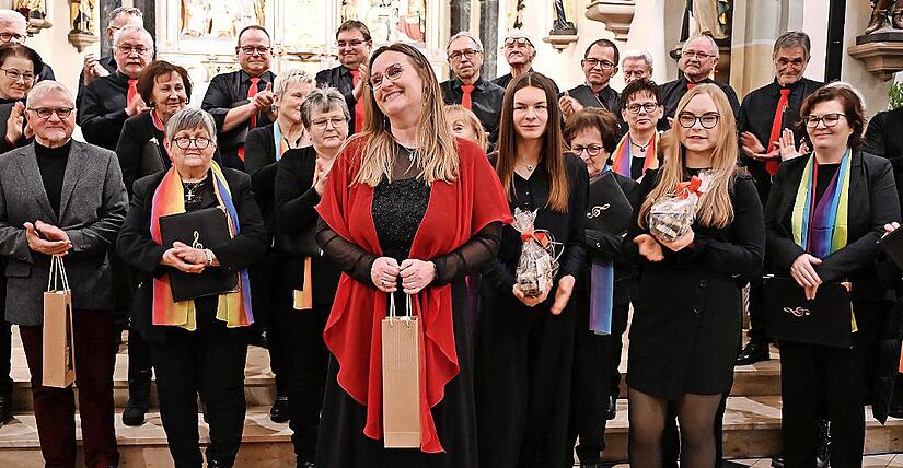 Anke Rosbigalle mit Akteuren des Weihnachtskonzerts unter dem Motto &bdquo;A Weihnacht wie&rsquo;s fr&uuml;her war&rdquo; in Leutenbach.
