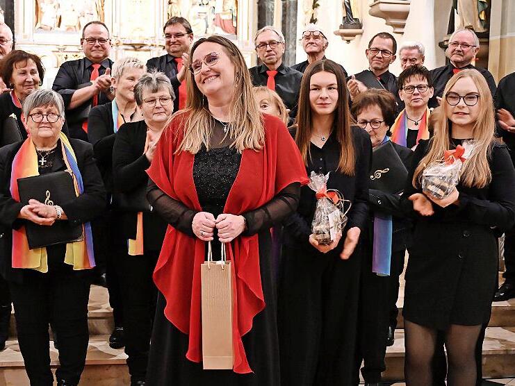 Anke Rosbigalle mit Akteuren des Weihnachtskonzerts unter dem Motto &bdquo;A Weihnacht wie&rsquo;s fr&uuml;her war&rdquo; in Leutenbach.