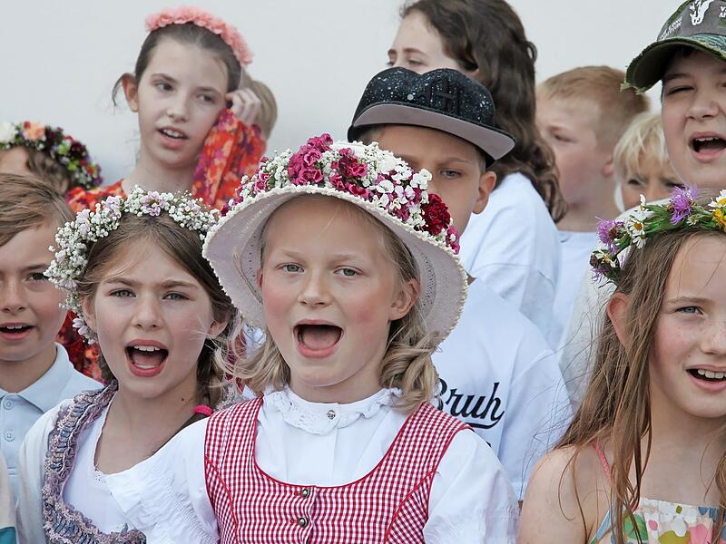 Inbrünstig sangen die Kinder auf dem Schulhof das Frankenlied. Inbrünstig sangen die Kinder auf dem Schulhof das Frankenlied.