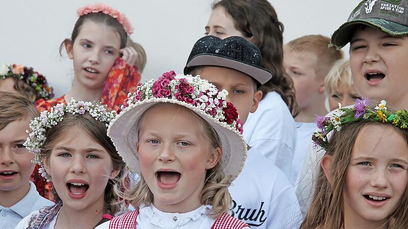 Inbr&uuml;nstig sangen die Kinder auf dem Schulhof das Frankenlied.