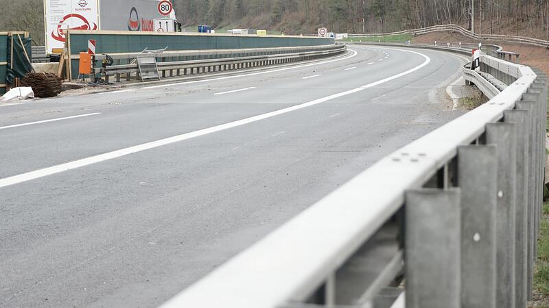 Oben, in Richtung Fulda, bewegt sich nichts mehr. Die Fahrbahn ist f&uuml;r den Allgemeinverkehr gesperrt. Der Br&uuml;ckenteil wird zuerst abgerissen.