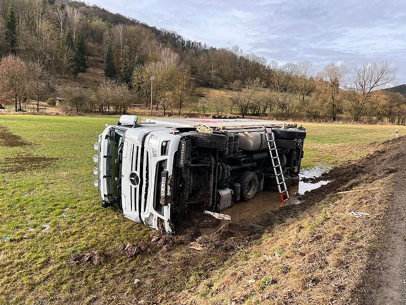 Lastwagen kommt von Fahrbahn ab: Fahrer leicht verletzt Lastwagen kommt von Fahrbahn ab: Fahrer leicht verletzt