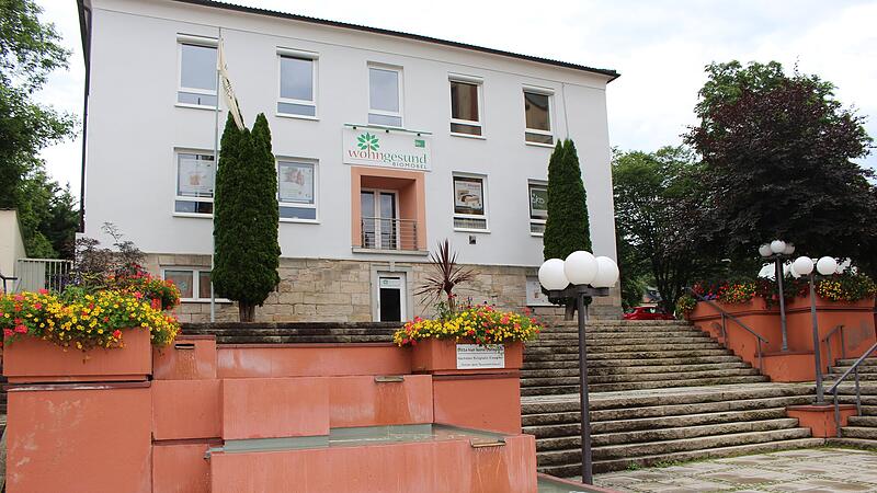 Das st&auml;dtische Geb&auml;ude am Kirchplatz 1 ist sanierungsbed&uuml;rftig. Es ist gr&ouml;&szlig;tenteils vermietet.