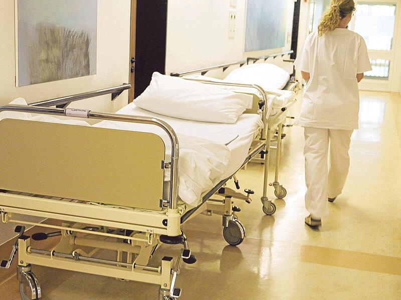 In Deutschland werden mehr Patienten als anderswo im Krankenhaus behandelt. Das ist wesentlich teurer als Behandlungen in einer Praxis.   