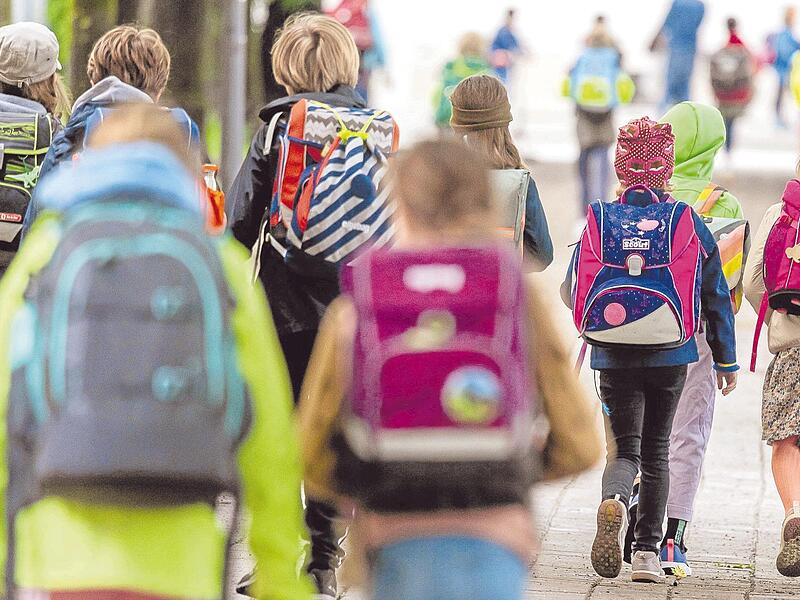 Kinder auf dem Weg zur Schule: Das deutsche Bildungssystem wird seinen eigenen Ansprüchen immer weniger gerecht. Kinder auf dem Weg zur Schule: Das deutsche Bildungssystem wird seinen eigenen Ansprüchen immer weniger gerecht.