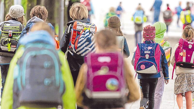 Kinder auf dem Weg zur Schule: Das deutsche Bildungssystem wird seinen eigenen Ansprüchen immer weniger gerecht. Kinder auf dem Weg zur Schule: Das deutsche Bildungssystem wird seinen eigenen Ansprüchen immer weniger gerecht.