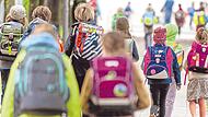 Kinder auf dem Weg zur Schule: Das deutsche Bildungssystem wird seinen eigenen Ansprüchen immer weniger gerecht. Kinder auf dem Weg zur Schule: Das deutsche Bildungssystem wird seinen eigenen Ansprüchen immer weniger gerecht.