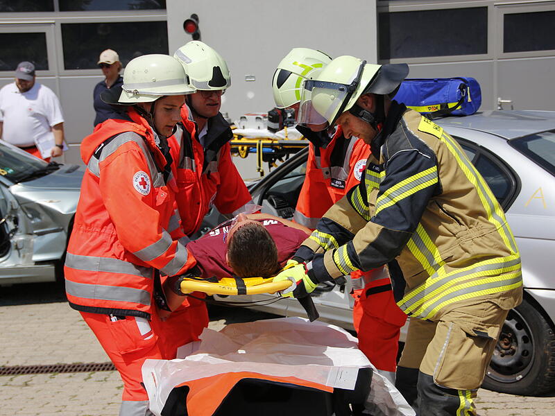 Gemeinsam mit der Notfallsanit&auml;terschule aus W&uuml;rzburg &uuml;bte die Feuerwehr in Hammelburg den Ernstfall.