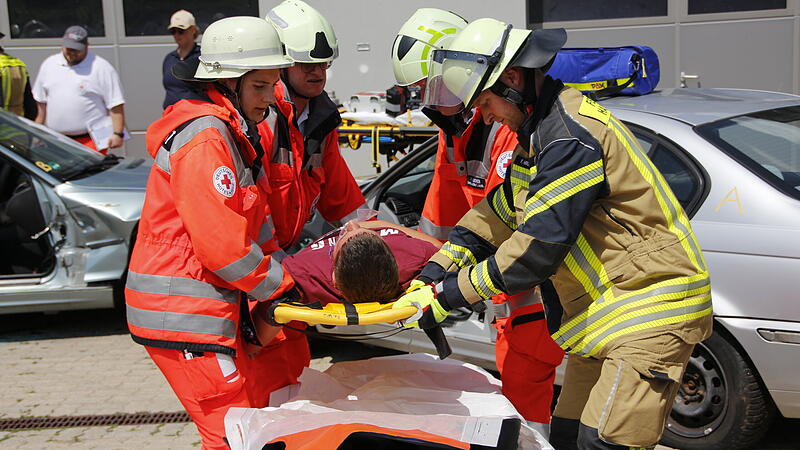 Gemeinsam mit der Notfallsanit&auml;terschule aus W&uuml;rzburg &uuml;bte die Feuerwehr in Hammelburg den Ernstfall.