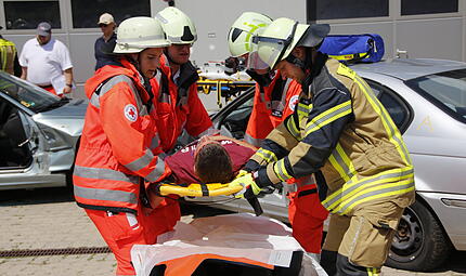Impressionen vom THL-Tag bei der Feuerwehr in HammelburgImpressionen vom THL-Tag bei der Feuerwehr in Hammelburg Gemeinsam mit der Notfallsanitäterschule aus Würzburg übte die Feuerwehr in Hammelburg den Ernstfall.
