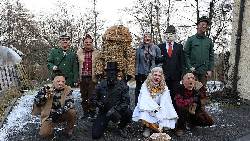 Fertig &ndash; die Truppe ist startklar: Die Strohberta wird begleitet vom Treiber und von zwei Polizisten, vom Fraala und M&auml;nnla, von zwei Sacktr&auml;gern sowie vom Schlotfeger und dem Christkind. Eine illustre Gemeinschaft.