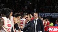 Die Ex-Bamberger Anton Gavel und Arne Woltmann (hinten) am Sonntagabend nach der Partie beim Abklatschen mit den Baskets-Profis. Die Ex-Bamberger Anton Gavel und Arne Woltmann (hinten) am Sonntagabend nach der Partie beim Abklatschen mit den Baskets-Profis.