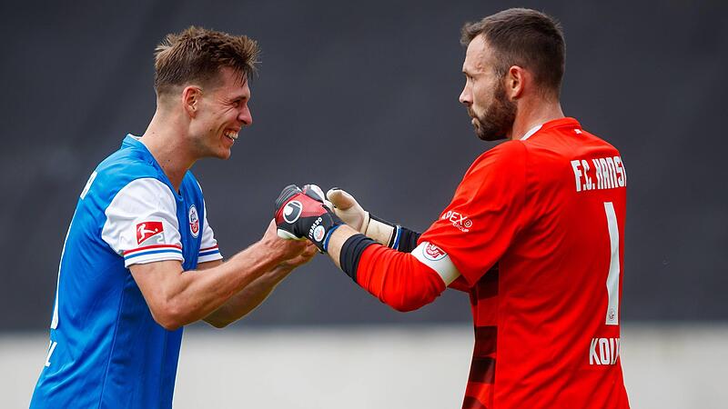 Faust drauf: Markus Kolke (rechts, hier mit Alexander Rossipal) ermöglichte mit seinem parierten Elfmeter die spektakuläre Wende seiner Rostocker.