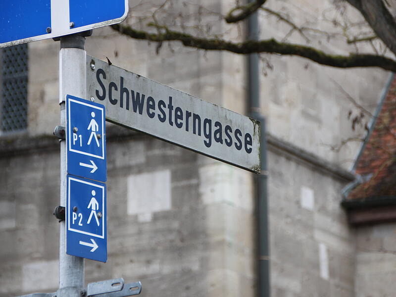 Die Schwesterngasse in M&uuml;nnerstadt liegt unterhalb der Stadtpfarrkirche.