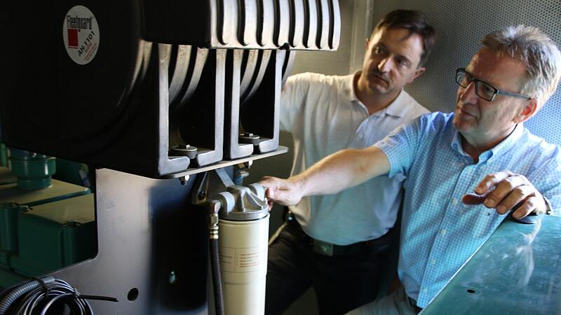 Die städtischen Werke Coburg haben sich schon 2016 ein Notstromaggregat für die Trinkwasserversorgung angeschafft. Auf diesem Archivfoto inspizieren Berthold Lendner, Hauptabteilungsleiter für Wasser (rechts) und Jürgen Kalb, Wassermeister in Co... Die städtischen Werke Coburg haben sich schon 2016 ein Notstromaggregat für die Trinkwasserversorgung angeschafft. Auf diesem Archivfoto inspizieren Berthold Lendner, Hauptabteilungsleiter für Wasser (rechts) und Jürgen Kalb, Wassermeister in Co...