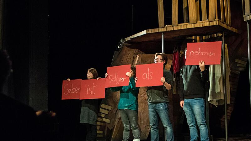 &bdquo;Die Dreigroschenoper&ldquo;: Probenszene mit dem Chor des Landestheaters und einer plakativen Botschaft.