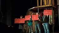 &bdquo;Die Dreigroschenoper&ldquo;: Probenszene mit dem Chor des Landestheaters und einer plakativen Botschaft.