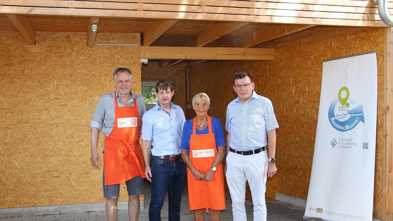 Der neue Unterstand der Hammelburger Tafel wurde offiziell seiner Bestimmung übergeben (von links) Patrick Bindrum, Holger Becker, Luise Smolik und Armin Warmuth