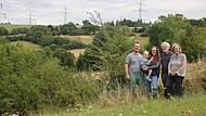Ein Leben für die Natur: Familie Haake aus dem Landkreis Kronach Kilometerlange Hecken, etliche angelegte Tümpel oder eigens gepflanzte Streuobstwiesen: Die Haakes haben in den Landstrichen rund um ihren alten Bauernhof im Landkreis Kronach ein Zuhause für Natur und Mensch erschaffen (v.l.n.r. Hans, Nino, Maria, Lothar Haake und Eva Haake-Heil).