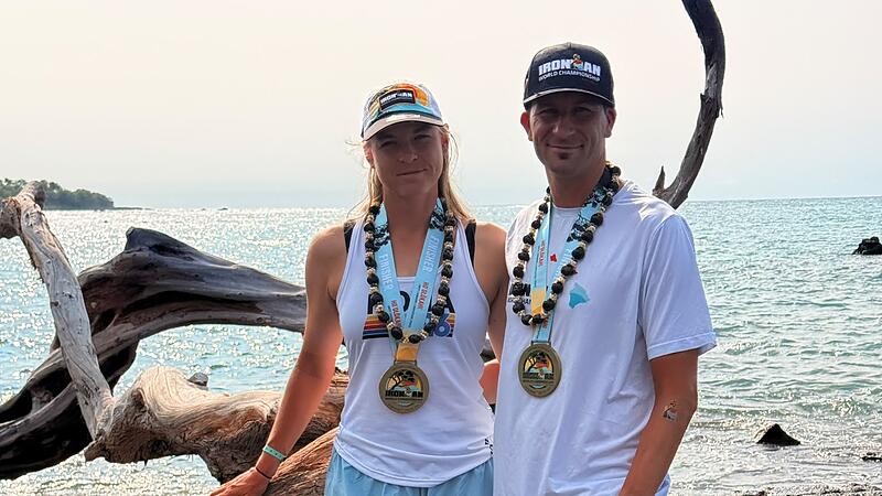 Steffen und Kristin Gertscher mit Medaille Steffen und Kristin Gertscher lächeln stolz mit ihrer Medaille in die Kamera.