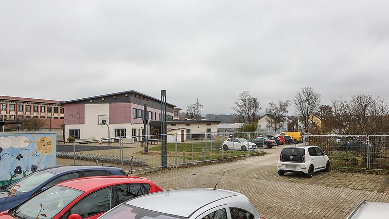 Wo jetzt an der Adalbert-Stifter-Schule in Forchheim noch Autos parken, sollen ab 2024 die Bagger rollen.