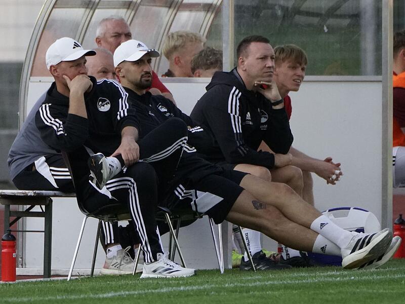 Coburgs Trainer Calle Schiebel (links) erlebte mit seinem Team einen gebrauchten Nachmittag in Ingolstadt.