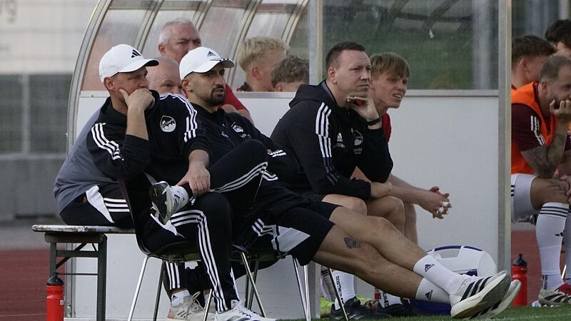 Coburgs Trainer Calle Schiebel (links) erlebte mit seinem Team einen gebrauchten Nachmittag in Ingolstadt.