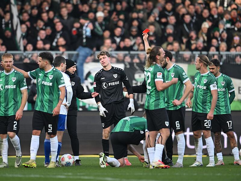 Münster-Torwart Johannes Schenk aus Schweinfurt sieht im Spiel gegen Schalke Rot, nachdem er mit Moussa Sylla zusammengerauscht war.