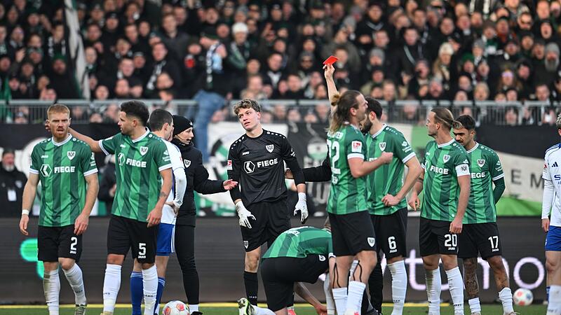 Münster-Torwart Johannes Schenk aus Schweinfurt sieht im Spiel gegen Schalke Rot, nachdem er mit Moussa Sylla zusammengerauscht war.