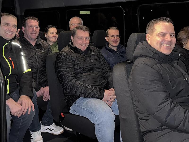 Gro&szlig;e Freude &uuml;ber das neue Fahrzeug in He&szlig;dorf. In der Sitzungspause nehmen die Gemeinder&auml;te schon mal Platz und testen den neuen B&uuml;rgerbus.