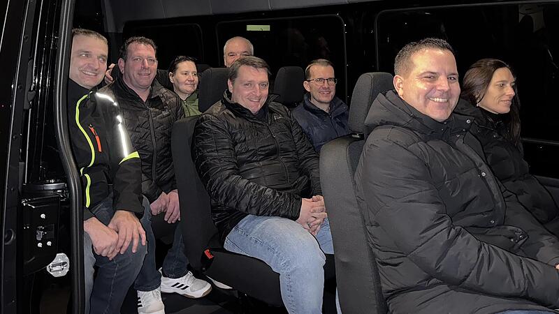 Gro&szlig;e Freude &uuml;ber das neue Fahrzeug in He&szlig;dorf. In der Sitzungspause nehmen die Gemeinder&auml;te schon mal Platz und testen den neuen B&uuml;rgerbus.