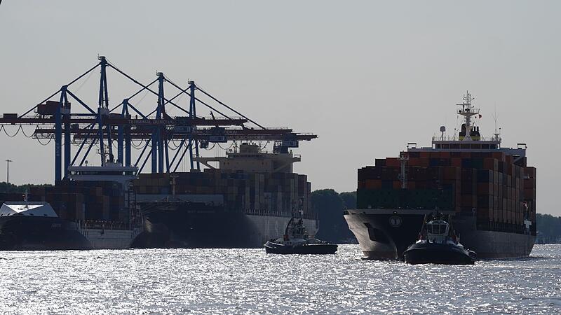 Containerschiff in Hafen