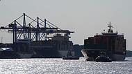 Containerschiff in Hafen