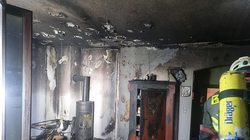 Am Mittwochabend  geriet ein Christbaum in Eckenhaid in Brand. Zwei Personen wurden durch das Feuer schwer verletzt. Der  L&ouml;schangriff erfolgte unter Atemschutz.