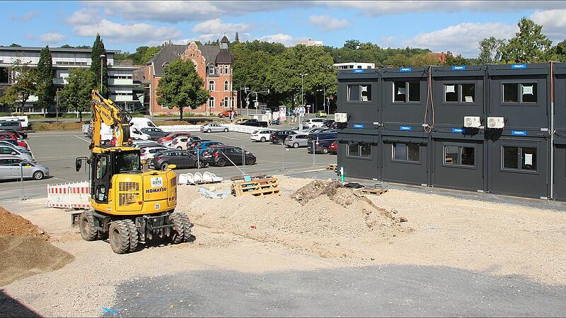 Der Südflügel ist bereits fertig. Hier rechts im Bild ist der Nordflügel, dort finden noch vermehrt Arbeiten statt.Blick in die Container-Schule Die Rückertschule wurde während der Sanierungsphase in Container am Anger umgelagert.