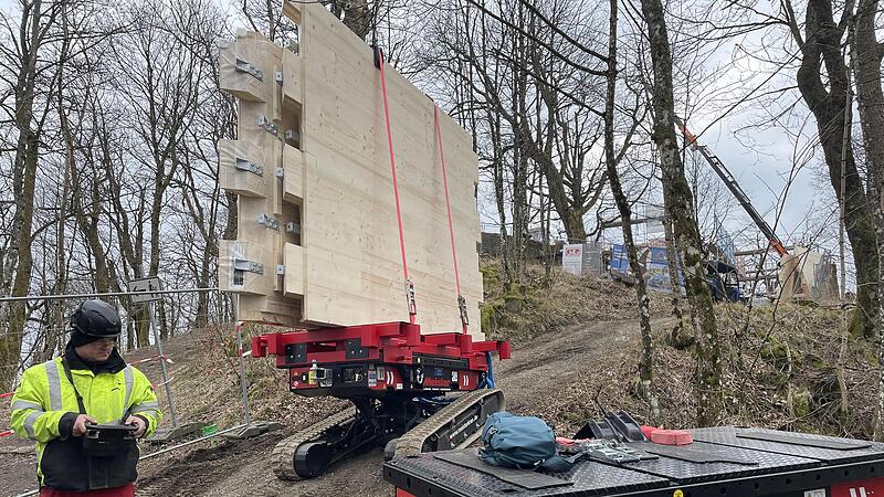 Mit Spezialfahrzeugen werden die Holzelemente zur Baustelle der neuen Milseburghütte transportiert.