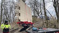 Mit Spezialfahrzeugen werden die Holzelemente zur Baustelle der neuen Milseburghütte transportiert.