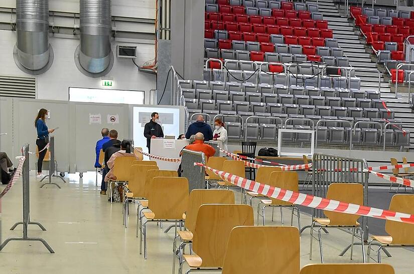 Impfwillige haben gute Aussichten, dass sie nun nicht mehr lange auf ihren Piks warten müssen, egal ob im Impfzentrum in der Brose-Arena (Bild) oder beim Hausarzt.