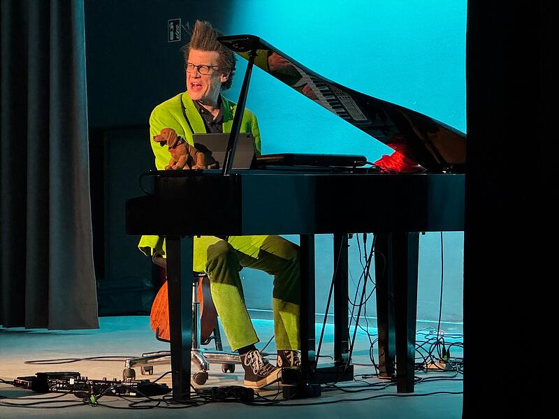 Matthias Walz mit Günther, dem Wackeldackel, in Röttenbach. Matthias Walz mit Günther, dem Wackeldackel, in Röttenbach.