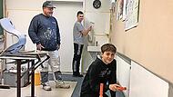 Nico Ziegler von der Firma Dominik Schoch aus Stralsbach zusammen mit David Wehner und Luca Schreiner, zwei Neutkl&auml;ssler der Mittelschule Burkardroth.