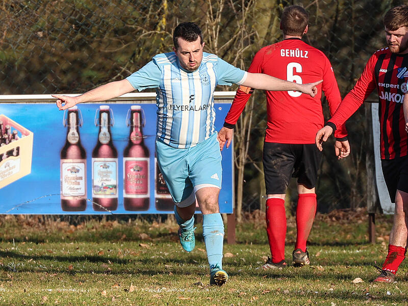 inen Moment unbewacht, macht der Wallenfelser Matthias Zeitler  den Treffer zum 1:2.